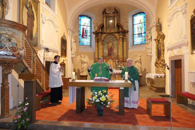 Mše svatá v kostele sv. Bartoloměje.